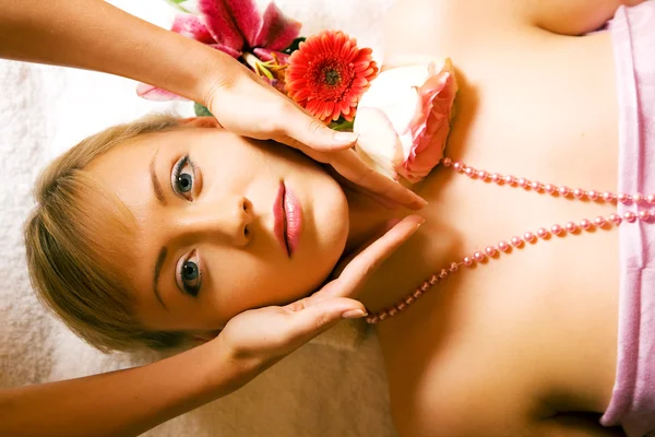 Femme bénéficiant d'un massage dans un — Photo