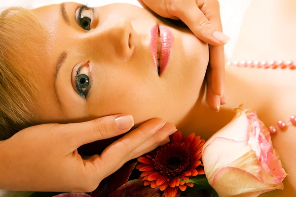Kvinna njuta av en massage i en — Stockfoto