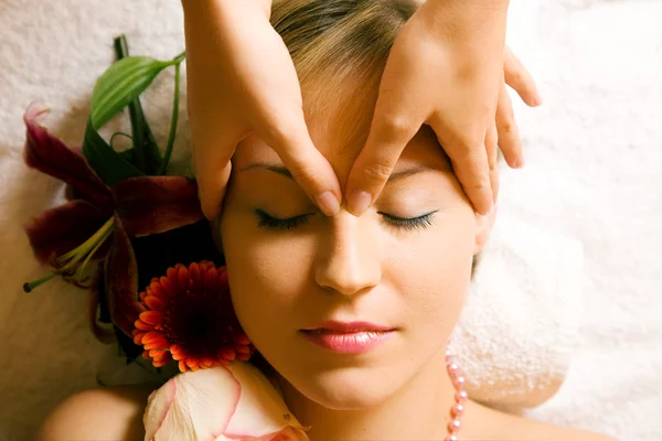 Vrouw genieten van een massage in een — Stockfoto