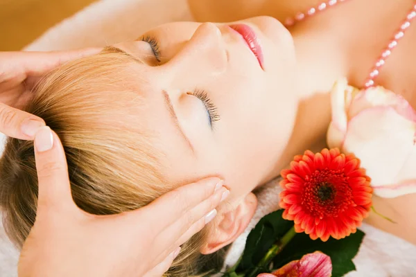 Mujer disfrutando de un masaje en un — Foto de Stock