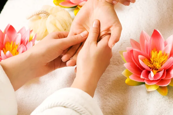 Mujer recibiendo un masaje de manos — Foto de Stock