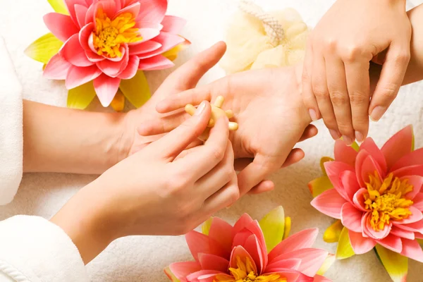 Vrouw krijgen een hand massage — Stockfoto