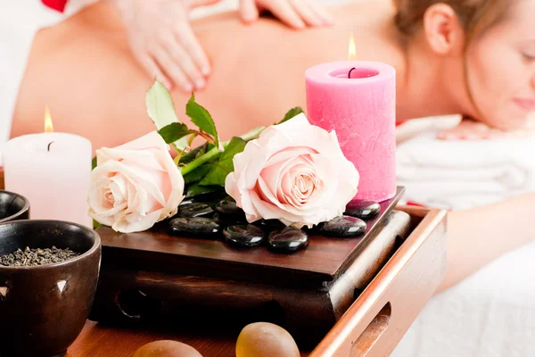 Vrouw genieten van een massage in een — Stockfoto