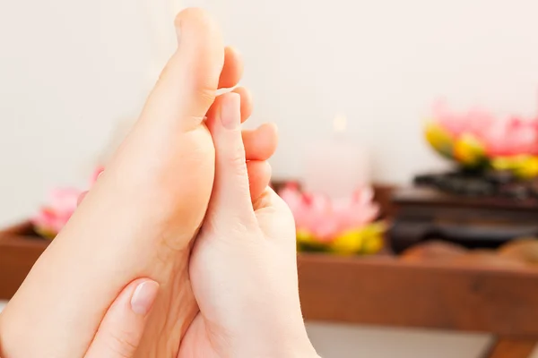 Füße erhalten eine Massage in einem — Stockfoto