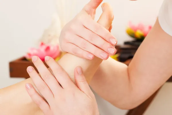 Feet receiving a massage in a — Stock Photo, Image