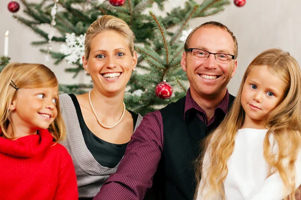 Rodzina siedzący na Boże Narodzenie — Zdjęcie stockowe