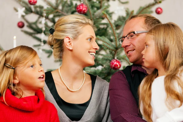 크리스마스에 앉아 가족 — 스톡 사진