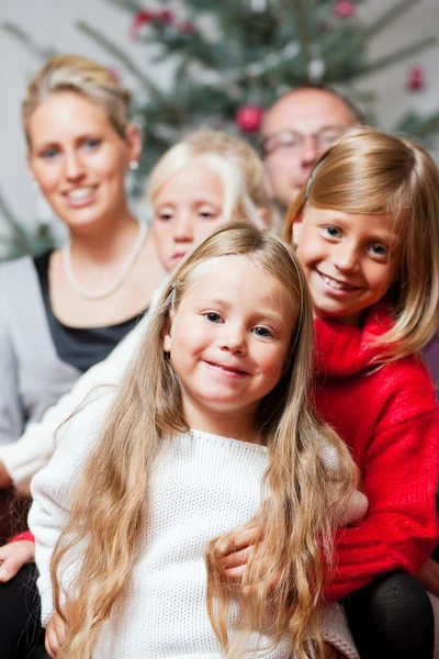 Familjen sitter på juldagen — Stockfoto