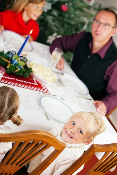 Οικογένεια τρώει ένα ΠΑΡΑΔΟΣΙΑΚΟ — Φωτογραφία Αρχείου
