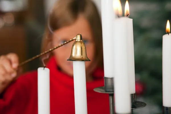 Criança extinguindo velas de Natal — Fotografia de Stock