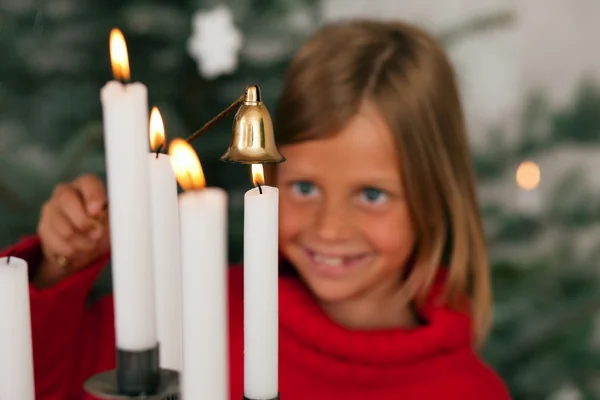Enfant éteignant bougies de Noël — Photo