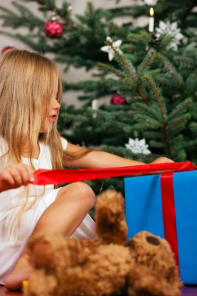 Söta barn med nallebjörn leksak — Stockfoto