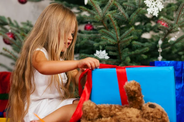 Oyuncak ayı oyuncak ile şirin çocuk — Stok fotoğraf