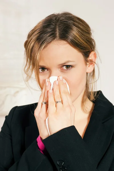 Vrouw met een griep of koud met Stockfoto
