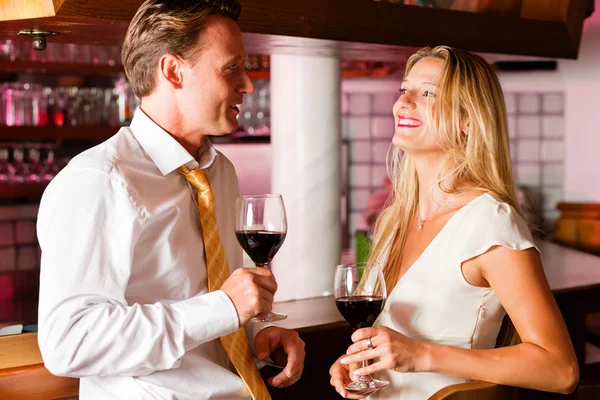 Man and woman in a hotel bar — Stock Photo, Image