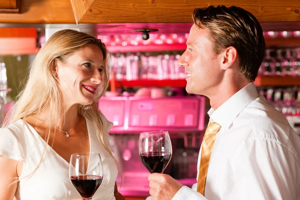 Man and woman in a hotel bar — Stock Photo, Image