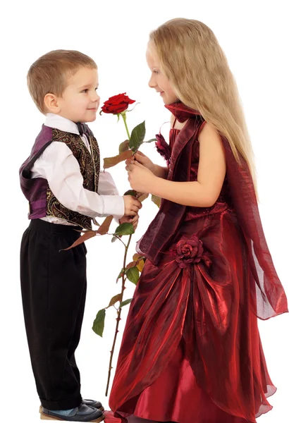 Μικρό Αγόρι Δίνει Μια Κορίτσι Ένα Τριαντάφυλλο Που Απομονώνονται Λευκό — Φωτογραφία Αρχείου
