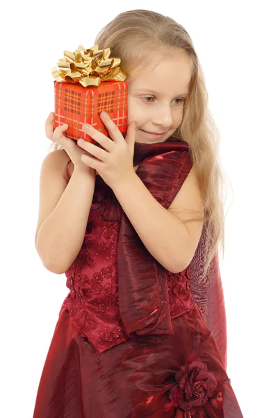 Kis mosolygós lány ajándékdobozzal — Stock Fotó