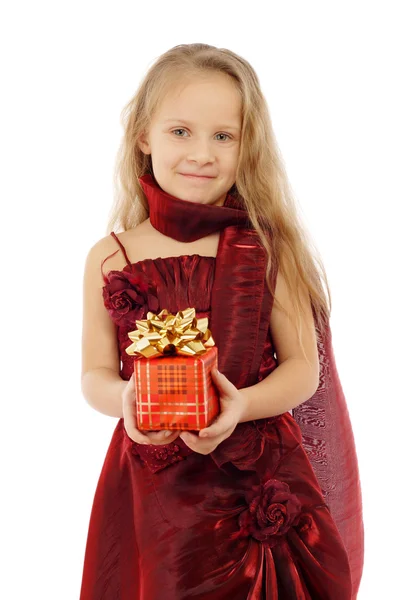 Lilla leende flicka håller presentförpackning — Stockfoto