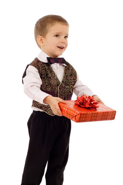Усміхнений Хлопчик Дарує Червону Подарункову Коробку Ізольовану Білому — стокове фото