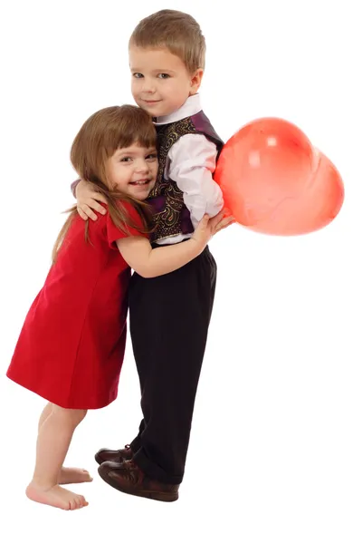 Kisfiú, kislány, piros léggömb átölelve — Stock Fotó