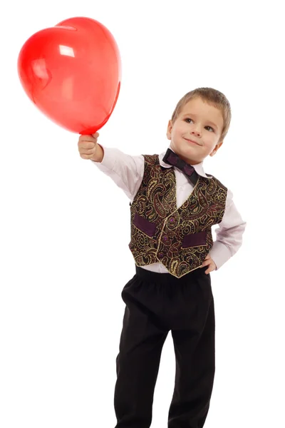 微笑的小男孩给一个红气球 白色上孤立 — 图库照片