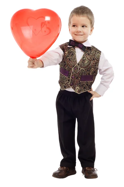 Lachende kleine jongen geeft een rode ballon — Stockfoto