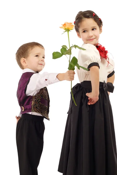 Μικρό Αγόρι Δίνει Ένα Κορίτσι Ένα Κίτρινο Τριαντάφυλλο Απομονωμένα Λευκό — Φωτογραφία Αρχείου