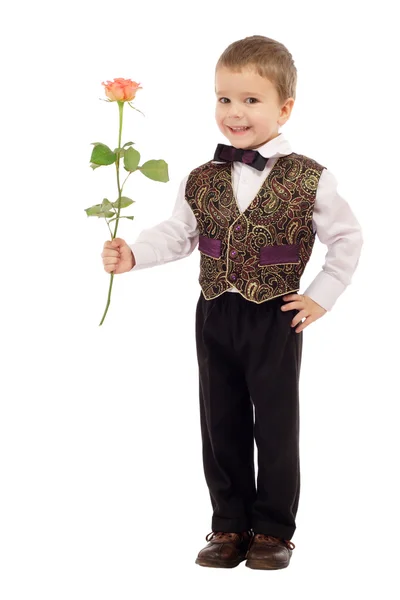 微笑的小男孩给一朵玫瑰 孤立在白色 — 图库照片
