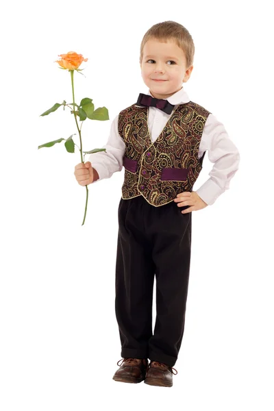 微笑的小男孩给一朵玫瑰 — 图库照片