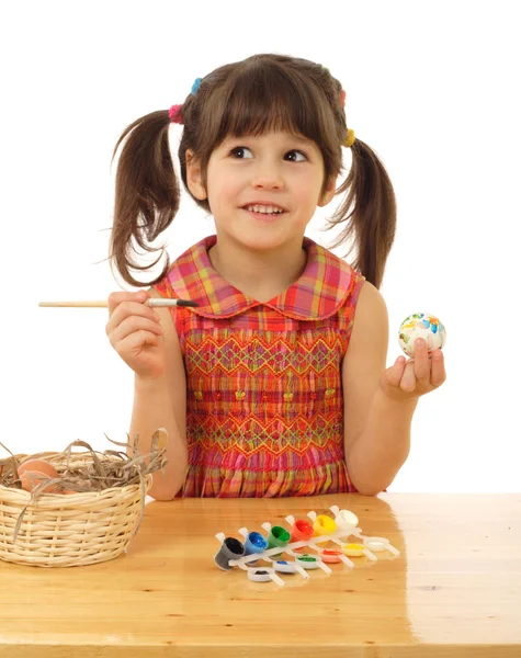 Маленькая Девочка Рисует Пасхальные Яйца — стоковое фото