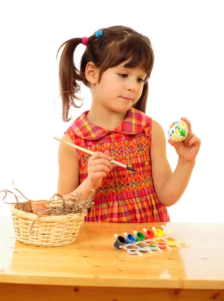 Маленький ребенок рисует пасхальные яйца — стоковое фото