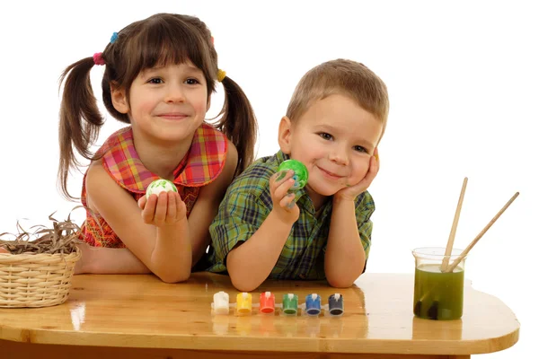 Crianças mostrando os ovos de páscoa pintados — Fotografia de Stock