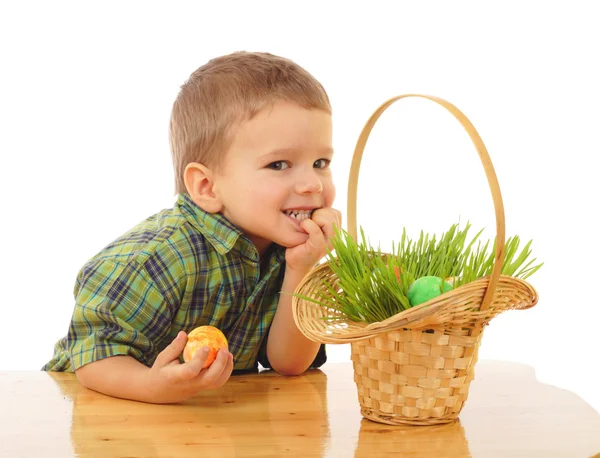 Kleiner Junge mit Ostereiern im Korb — Stockfoto