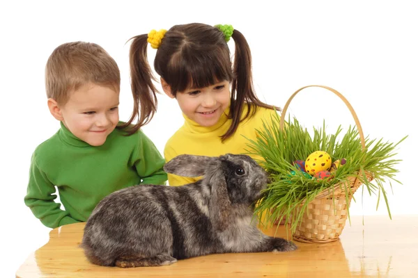 イースターのウサギと小さな子供たち — ストック写真
