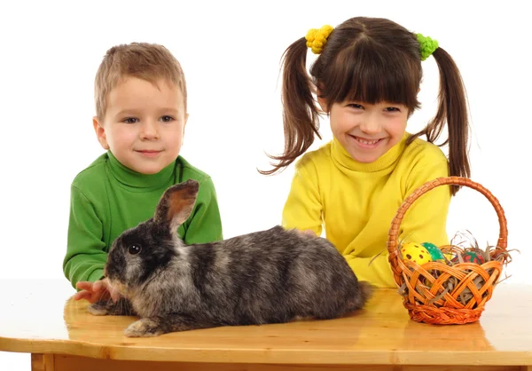 Niños Pequeños Con Conejo Pascua —  Fotos de Stock