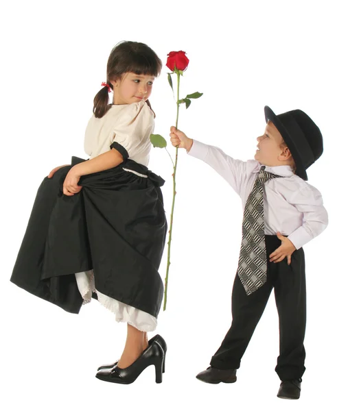 小男孩和女孩与红玫瑰 — 图库照片