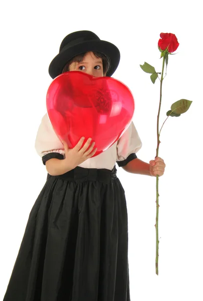 Kleines Mädchen mit roter Rose und Luftballon — Stockfoto