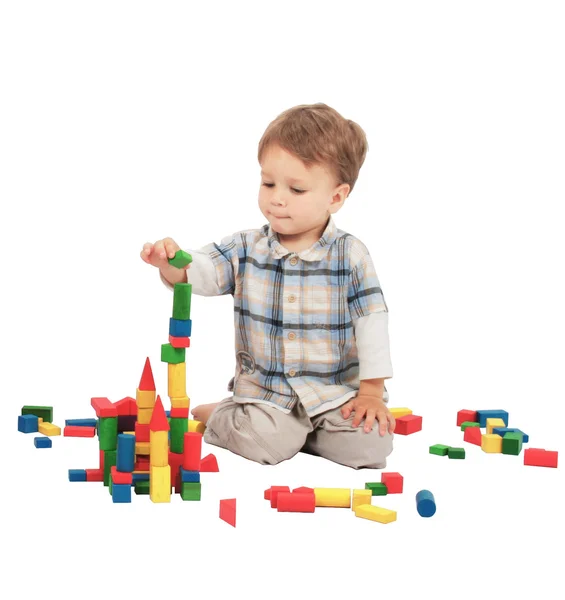 Kleiner Junge Baut Den Turm Aus Ziegelsteinen Isoliert Auf Weiß — Stockfoto