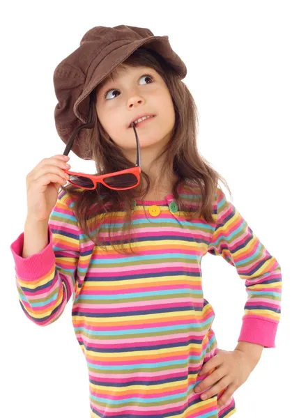 Kleines Mädchen Mit Großer Brauner Mütze Und Sonnenbrille Isoliert Auf — Stockfoto