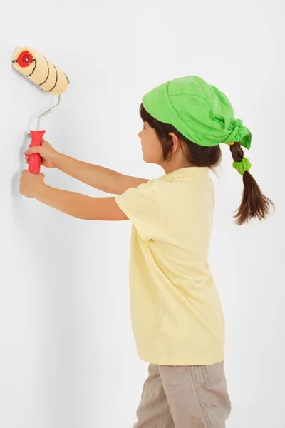 白い壁の近くの手で Paintroller と小さな女の子 — ストック写真