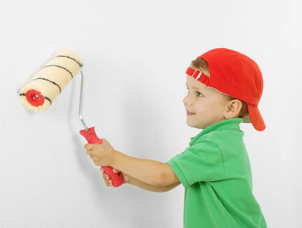 Liten pojke med paintroller i händer — Stockfoto