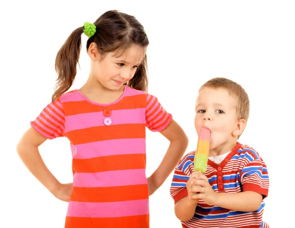 Crianças compartilhando o sorvete — Fotografia de Stock