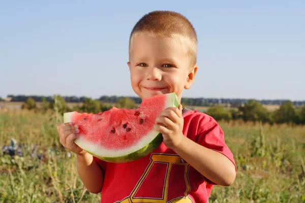 Lachende Jongetje Watermeloen Eten Veld — Stockfoto