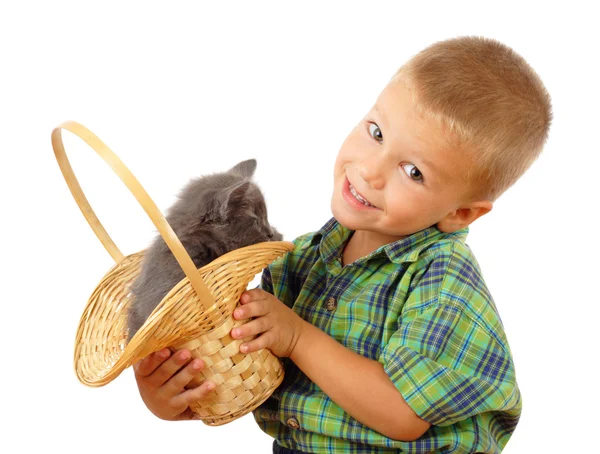 Kleine Jongen Met Grijs Kitty Rieten Geïsoleerd Wit — Stockfoto