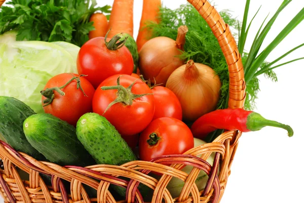 Korg med grönsaker — Stockfoto