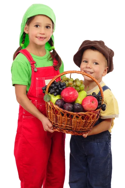 两个孩子与一筐水果 孤立在白色 — 图库照片
