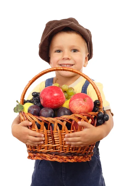 Kleine jongen met mandje met fruit — Stockfoto