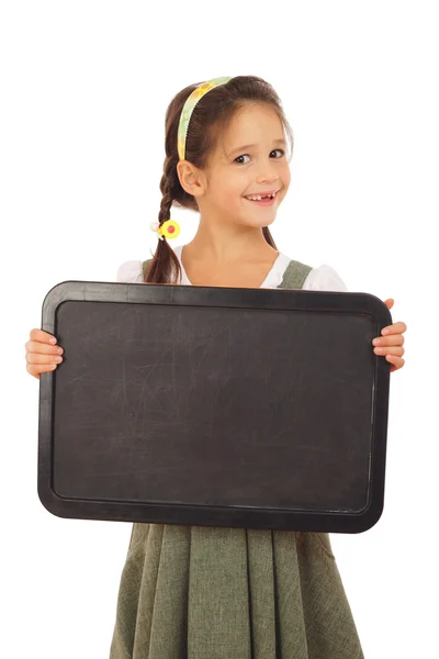 Μικρή μαθήτρια με κενό πίνακα κιμωλίας — Φωτογραφία Αρχείου