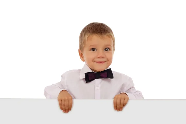 Маленький хлопчик у білій сорочці з порожнім банером — стокове фото